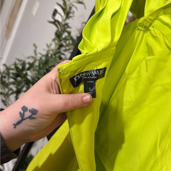 Johnny wujek Green Off-Shoulder Ruffled Slit Prom Dress size 5 - Picture 11 of 12